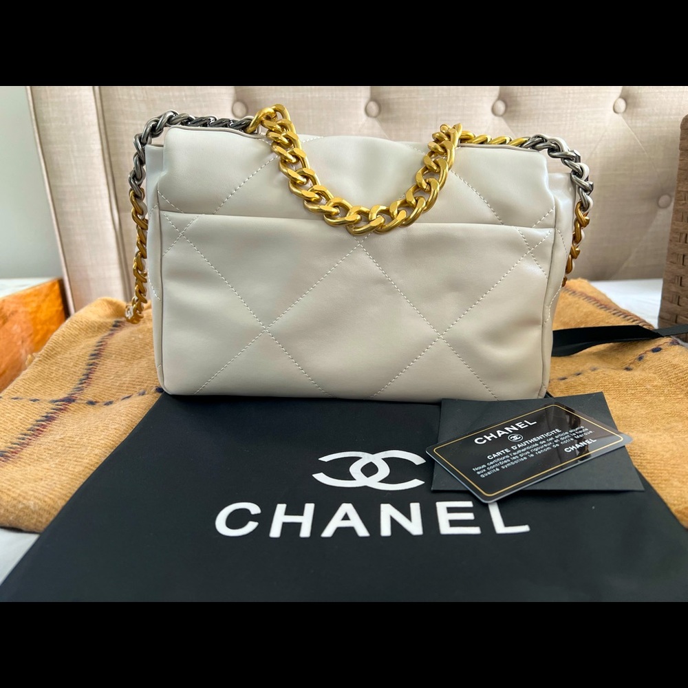 CHANEL 19